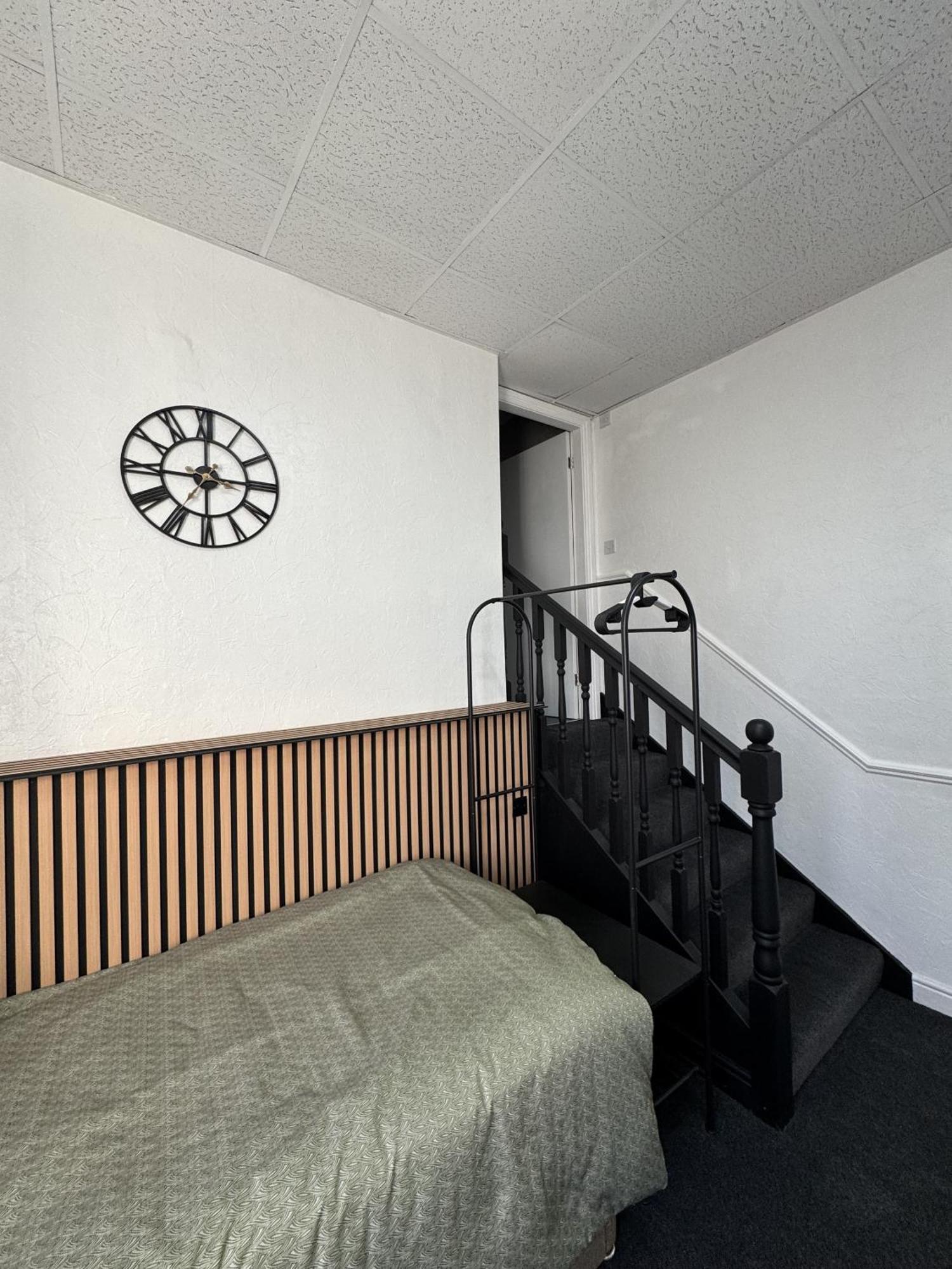 The Wickham Arms Hotel Cleckheaton Room photo