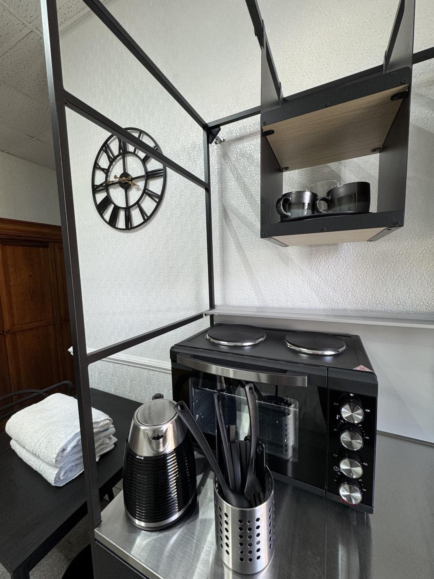 The Wickham Arms Hotel Cleckheaton Room photo
