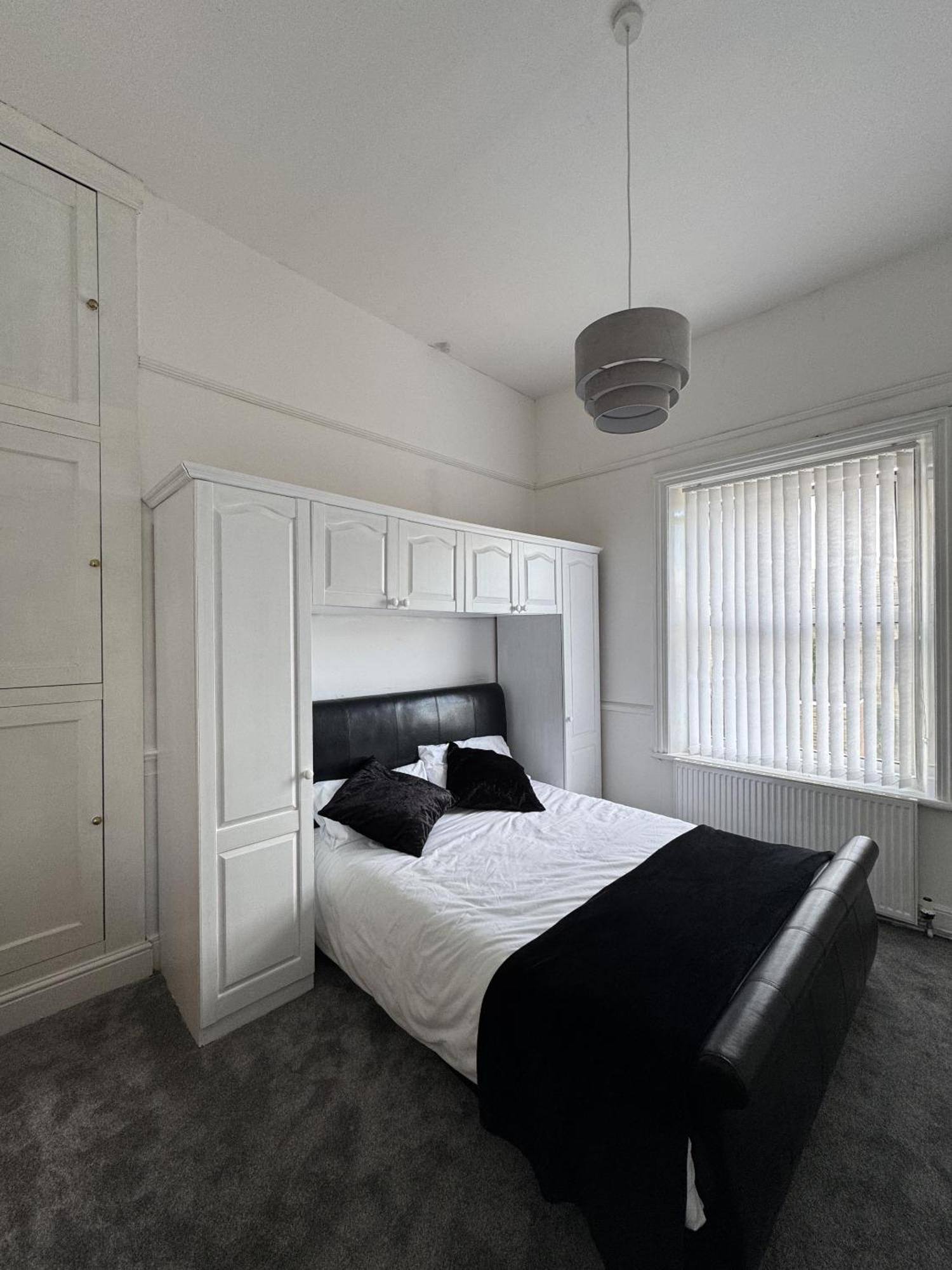 The Wickham Arms Hotel Cleckheaton Room photo